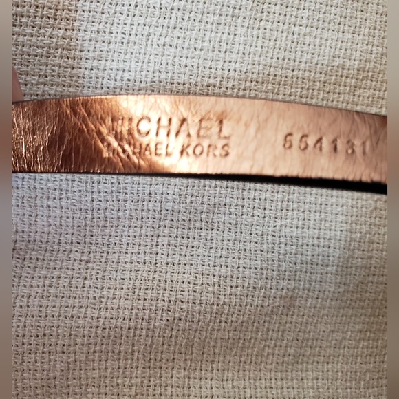 Michael Kors logo fanny pack with pull chain, Medium - Picture 8 of 9